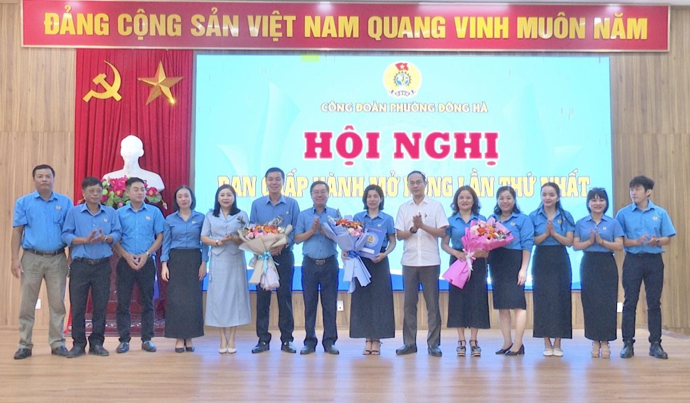 Dong Ha 구 노동조합 출범식. 사진: Quang Tri 노동조합