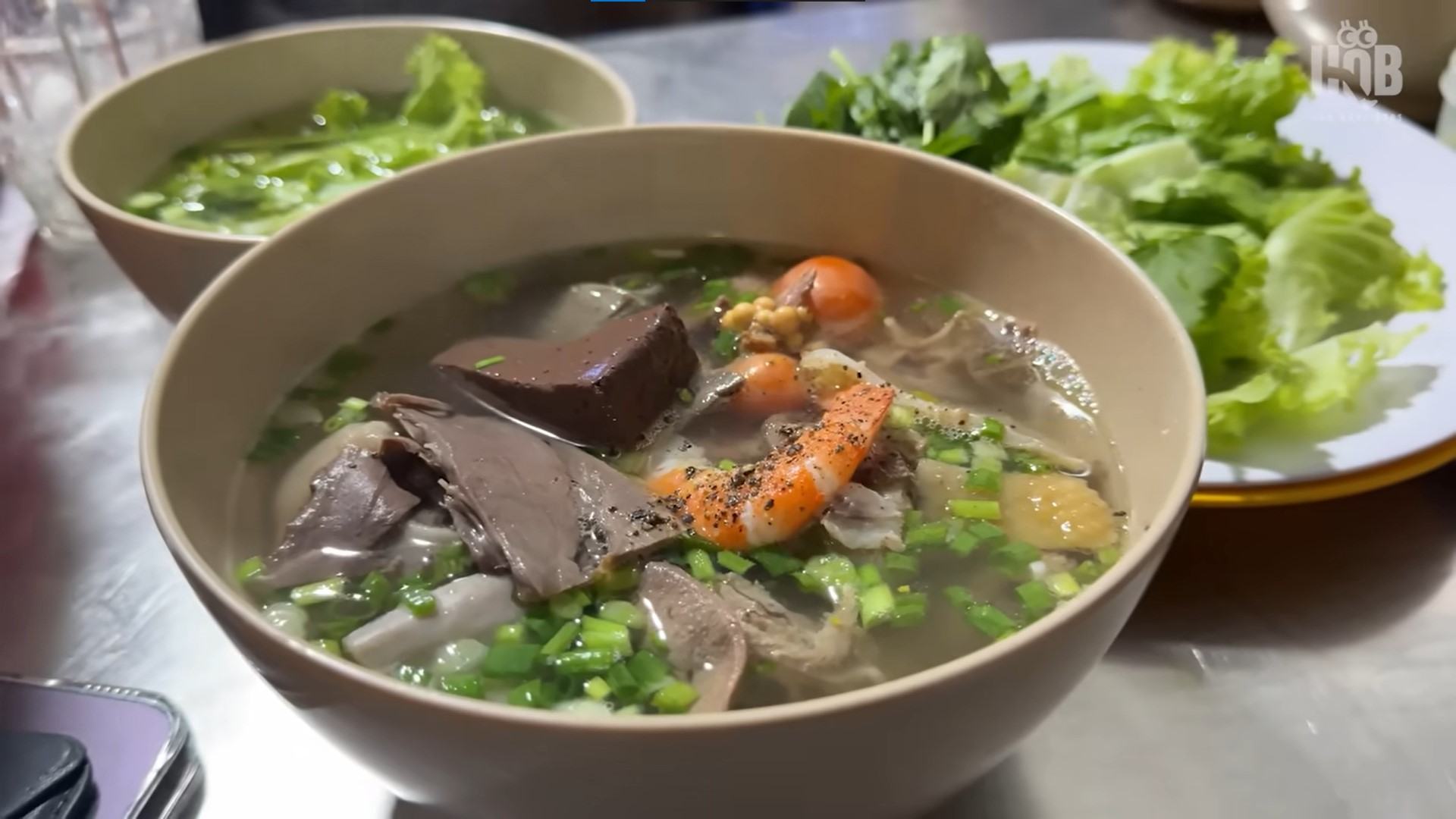 Mot to hu tieu thap cam o quan hu tieu heo ga pho Tran Binh Trong. Anh: cat tu clip