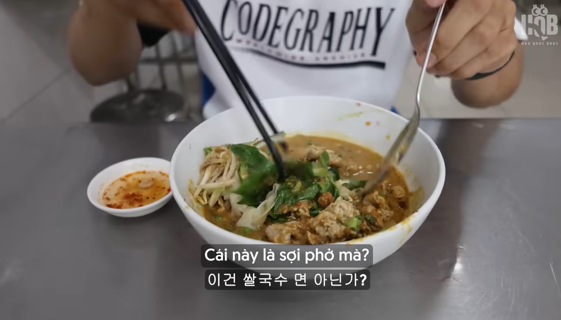 Jongrak nghi day la soi pho nhung duoc chu quan gioi thieu la soi hu tieu mem. Anh: cat tu clip