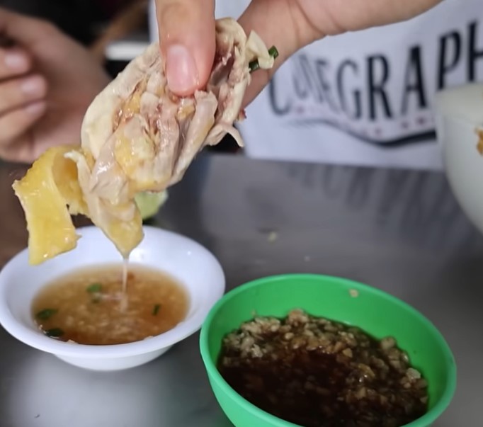 Thit ga ngon la diem nhan cua to hu tieu ga Nam. Anh: cat tu clip