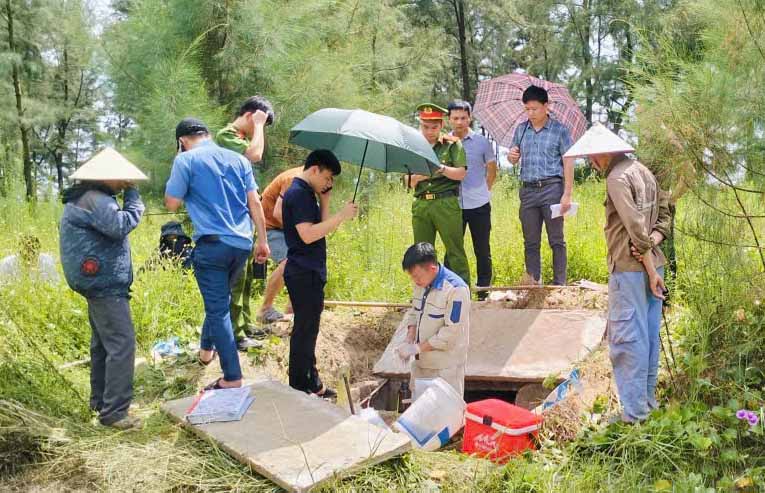 Lực lượng chức năng kiểm tra, phát hiện và xử phạt 4 cơ sở nuôi trồng thủy sản ở Hà Tĩnh vi phạm về môi trường. Ảnh: Công an Hà Tĩnh.