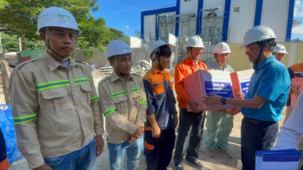 Uong Quang Huy 베트남 전력 노동조합 부위원장이 노동자들에게 선물을 증정하고 있습니다. 사진: Nguyen Luong