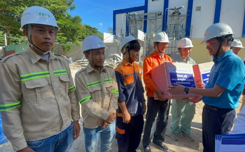 Mr. Uong Quang Huy - Vice President of Vietnam Electricity Trade Union presented gifts to workers. Photo: Nguyen Luong