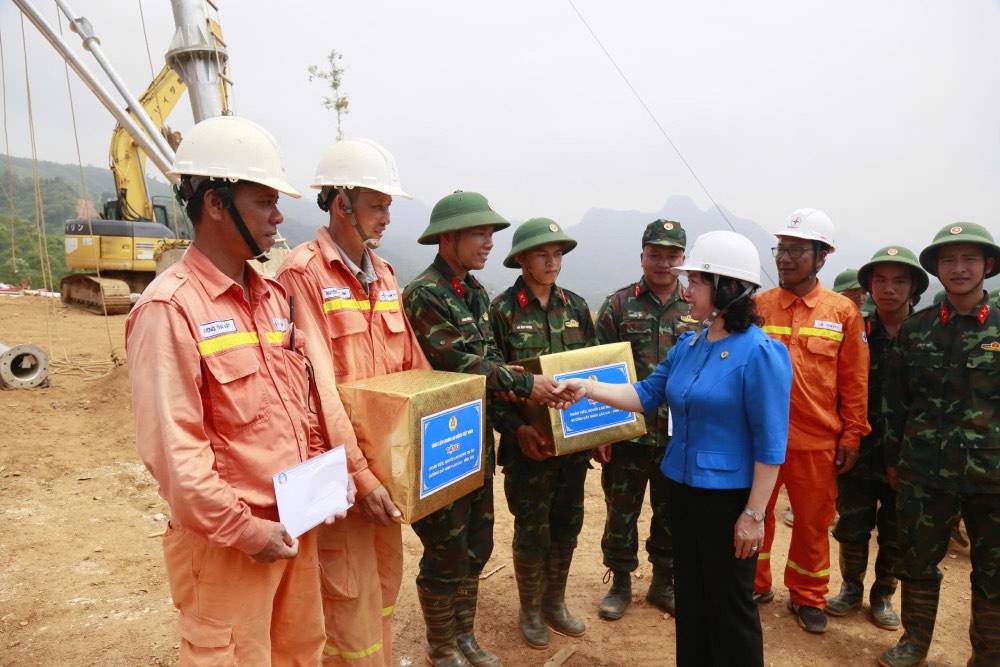 태투쓰엉 베트남 노동총연맹 상임 부위원장이 라오까이-빈옌 500kV 송전선로 시공 노동자들에게 선물과 격려금을 전달하고 있습니다. 사진: 닥끄엉