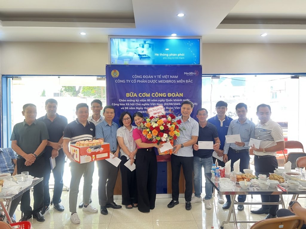 베트남 의료 노동조합 지도부와 회사 지도부 회사 노동조합이 노동조합 식사 프로그램에서 조합원과 근로자에게 생일 선물을 증정합니다. 사진: 프엉 타오