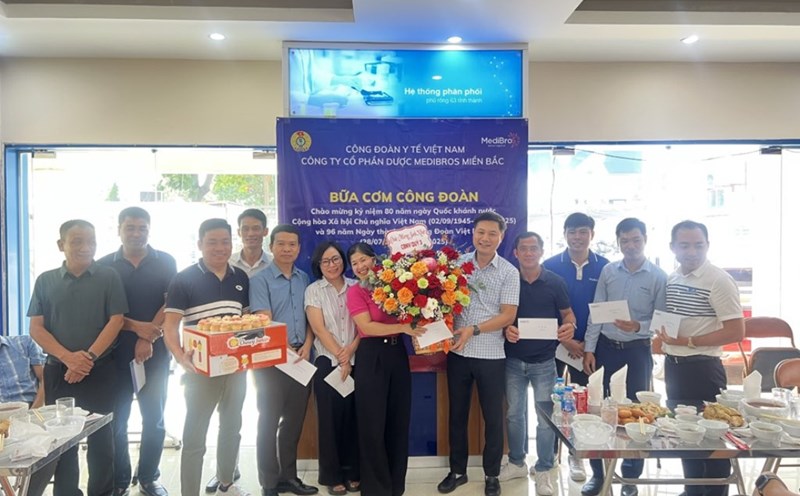 Leaders of the Vietnam Health Trade Union, company leaders, and company unions presented birthday gifts to union members and workers at the union meal program. Photo: Phuong Thao