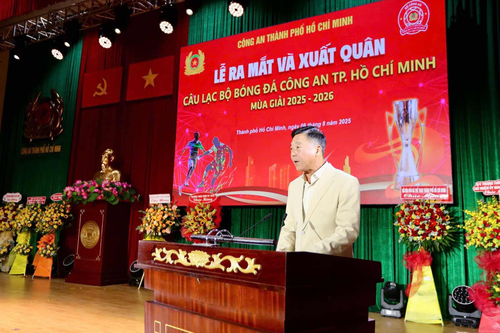 Huan luyen vien Le Huynh Duc phat bieu nhan nhiem vu. Anh: Huu Pham