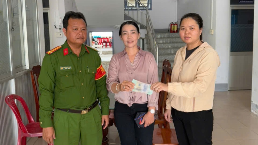La Sra. Manh (residente en la zona especial de Phu Quoc) recibio el dinero transferido por error. Foto: proporcionada por la policia