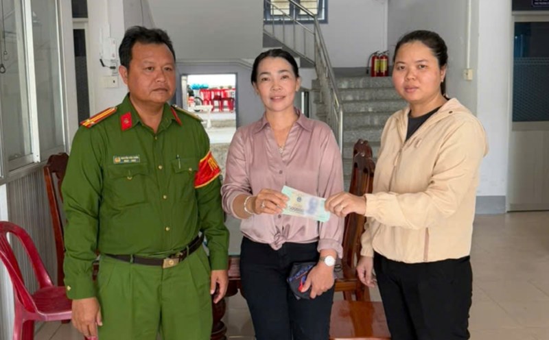 Ms. Manh (residing in Phu Quoc special zone) received the money transferred by mistake. Photo: Provided by the police
