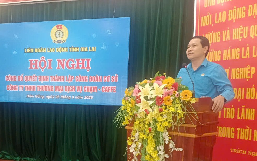 Ha Duy Trung - Gia Lai성 노동총연맹 위원장이 Cham-Caffe 서비스 무역 유한 회사 노동조합 설립 회의에서 발언하고 있습니다. 사진: Thanh Tuan