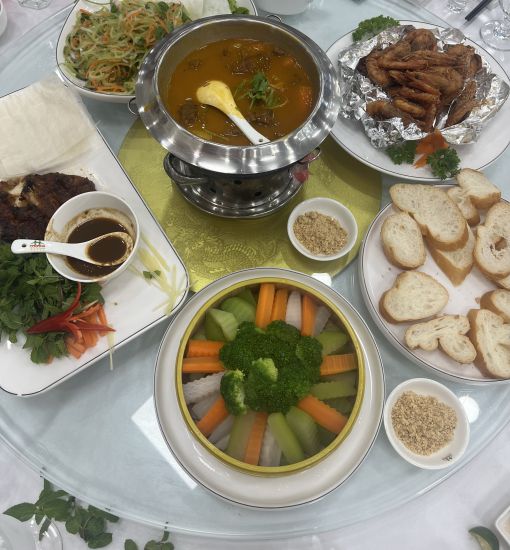 평소 식사보다 더 많은 요리가 있는 노동조합 점심 식사. 사진: Kieu Vu