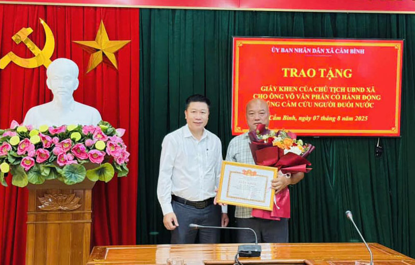 Phan氏は、勇敢な救助活動で表彰状を授与されました。写真:Cam Hoa.