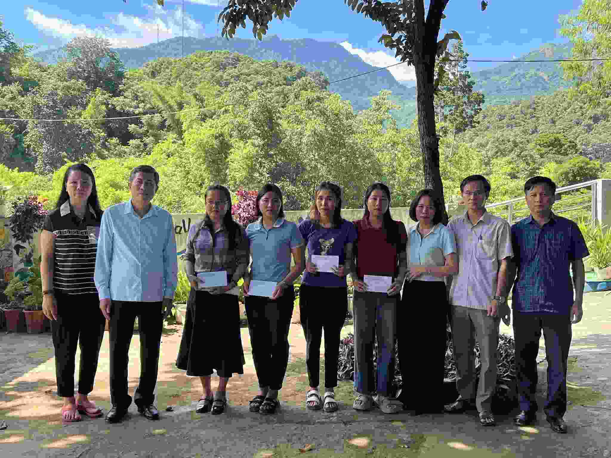 Prof. Dr. Thai Van Thanh - Director of Nghe An Department of Education and Training and the working delegation presented gifts to support cadres, teachers and staff in flooded areas. Photo: Quoc Huy