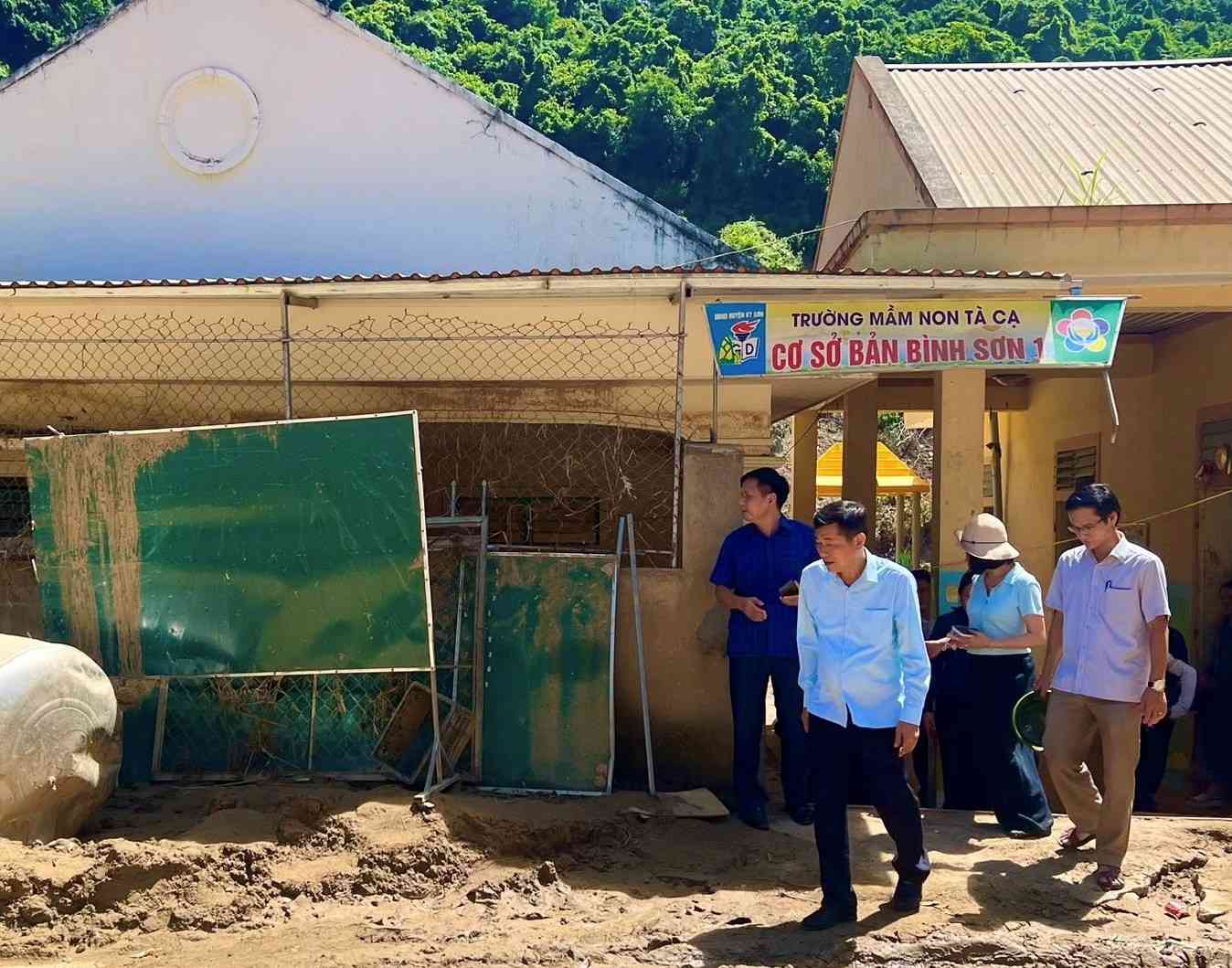 GS.TS Thai Van Thanh – Giam doc So Giao duc va Dao tao Nghe An va doan cong tac kiem tra tinh hinh thiet hai do mua lu tai cac co so giao duc. Anh: Quoc Huy