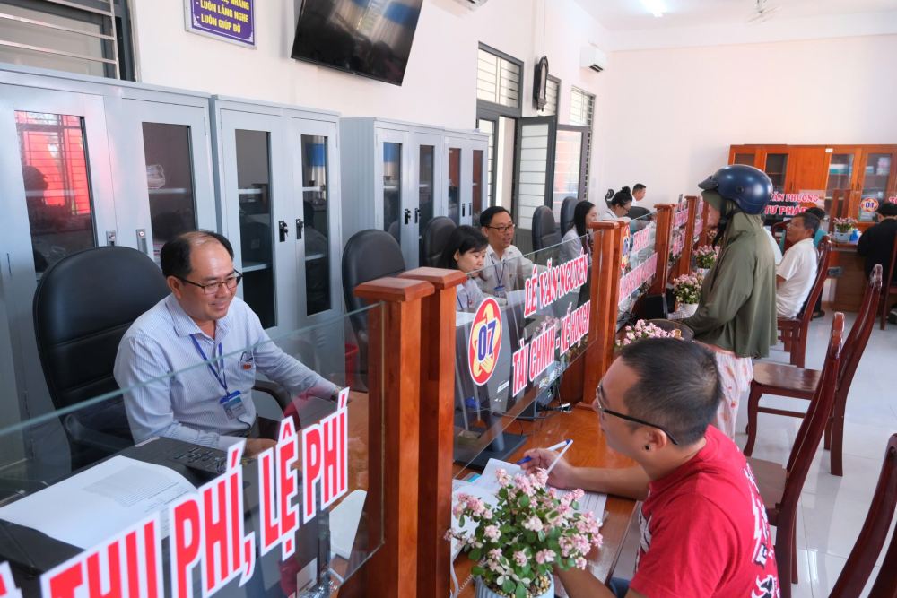Tan Thanh phuong(カマウ)の職員が住民の行政手続きを処理しています。写真:Phong Linh