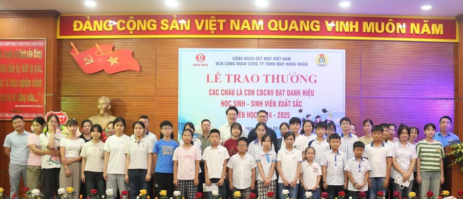 Hung Nhan 의류 유한 회사 노동조합은 2024-2025학년도에 좋은 성과를 거둔 노동자들에게 포상을 합니다. 사진: Thu Thuy