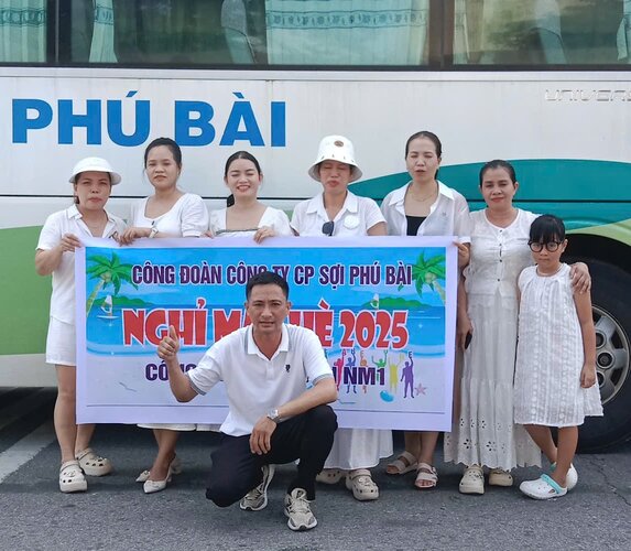 회사 노동조합이 주최하는 2025년 여름 휴가를 떠나는 조합원 및 근로자. 사진: Thu Thuy