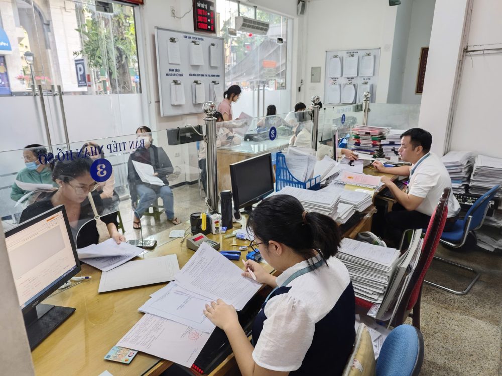 Civil servants will be evaluated according to KPI from January 1, 2026. In the photo, officers and civil servants perform administrative procedures at the "one-stop" department. Photo: Thu Hang