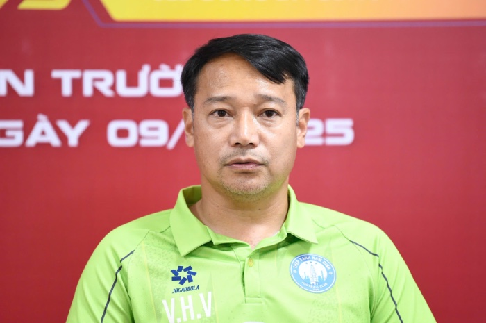 Huan luyen vien Vu Hong Viet cua Nam Dinh. Anh: Nhu Y