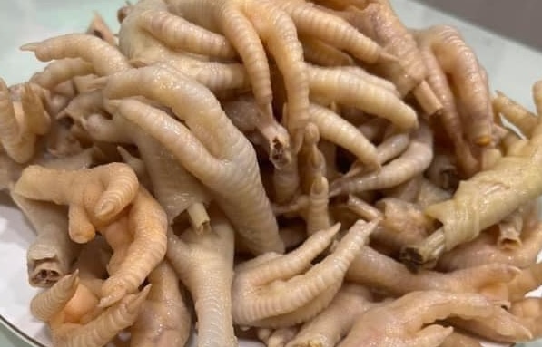 Boiled chicken feet are one of the effective sources of collagen supplementation. Photo: Kieu Vu