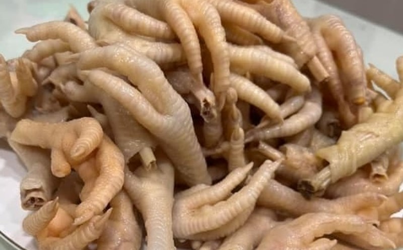 Boiled chicken feet are one of the effective sources of collagen supplementation. Photo: Kieu Vu
