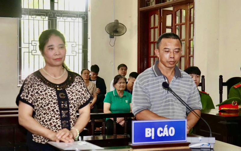 Hai bị cáo Tạ Văn Hải (bên phải ảnh) và Lê Thị Thắm (bên trái ảnh) tại Toàn án nhân dân khu vực 6 - tỉnh Lào Cai. Ảnh: Trần Anh
