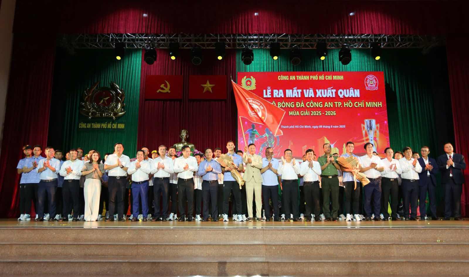 호치민시 인민위원회 위원장 Nguyen Van Duoc은 호치민시 경찰 클럽의 재등장에 기대를 걸고 있습니다