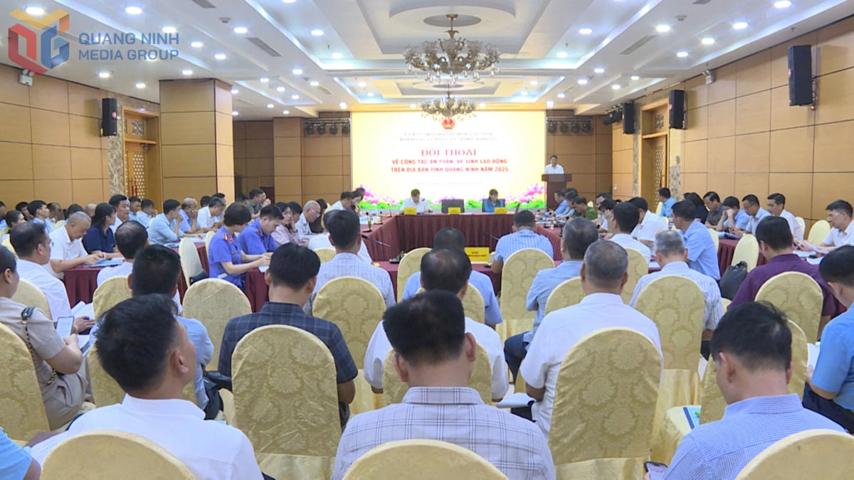 꽝닌 2025년 산업 안전 및 위생 작업에 대한 대화. 사진: 꽝닌 홍보 센터