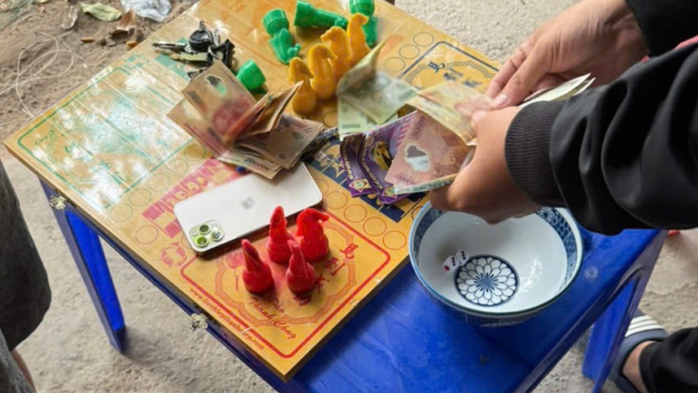 Detienen in fraganti a 2 sujetos por el acto de apostar en forma de juego de ajedrez de caballos con dinero. Foto: Proporcionada por la policia