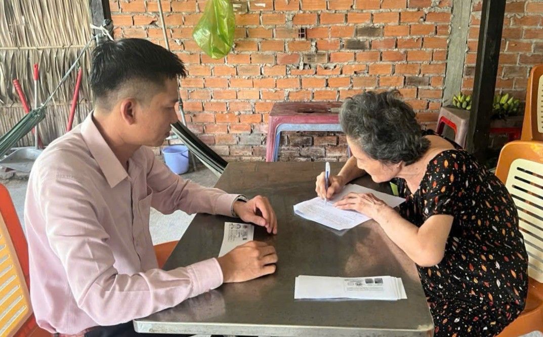 Can bo Trung tam phuc vu hanh chinh cong xa Long Phu, TP Can Tho den tan nha nguoi dan ho tro lam thu tuc hanh chinh. Anh: Thanh Dong