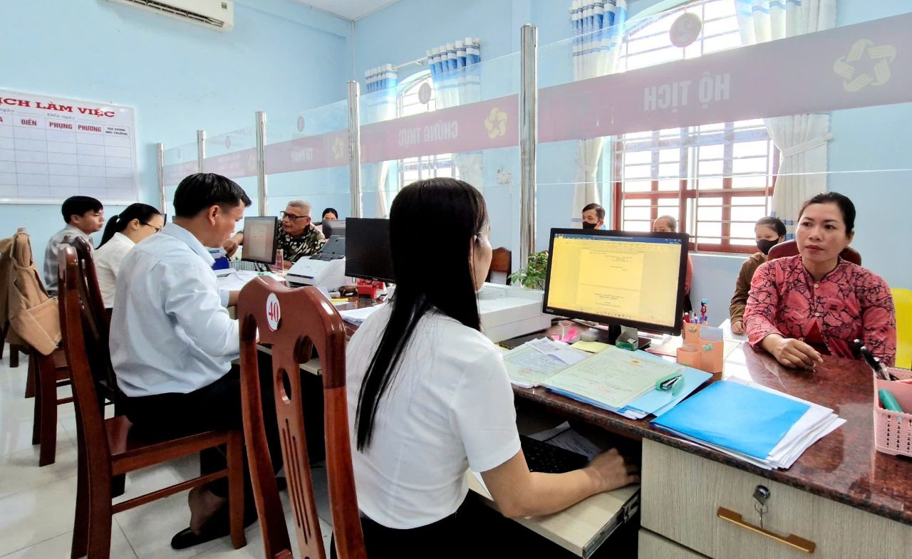 Nguoi dan lam thu tuc hanh chinh tai Trung tam phuc vu hanh chinh cong xa My Huong, TP Can Tho. Anh: Phuong Anh