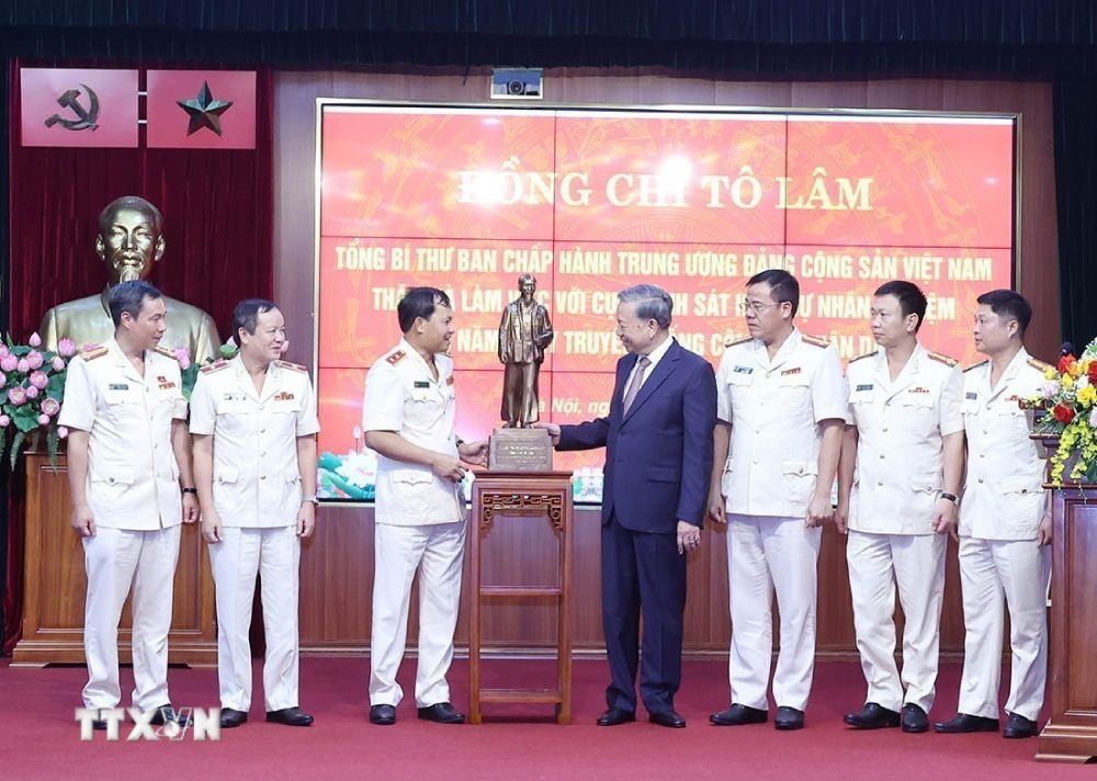 Tong Bi thu To Lam tang buc tuong Chu tich Ho Chi Minh cho Cuc Canh sat Hinh su. Anh: TTXVN 