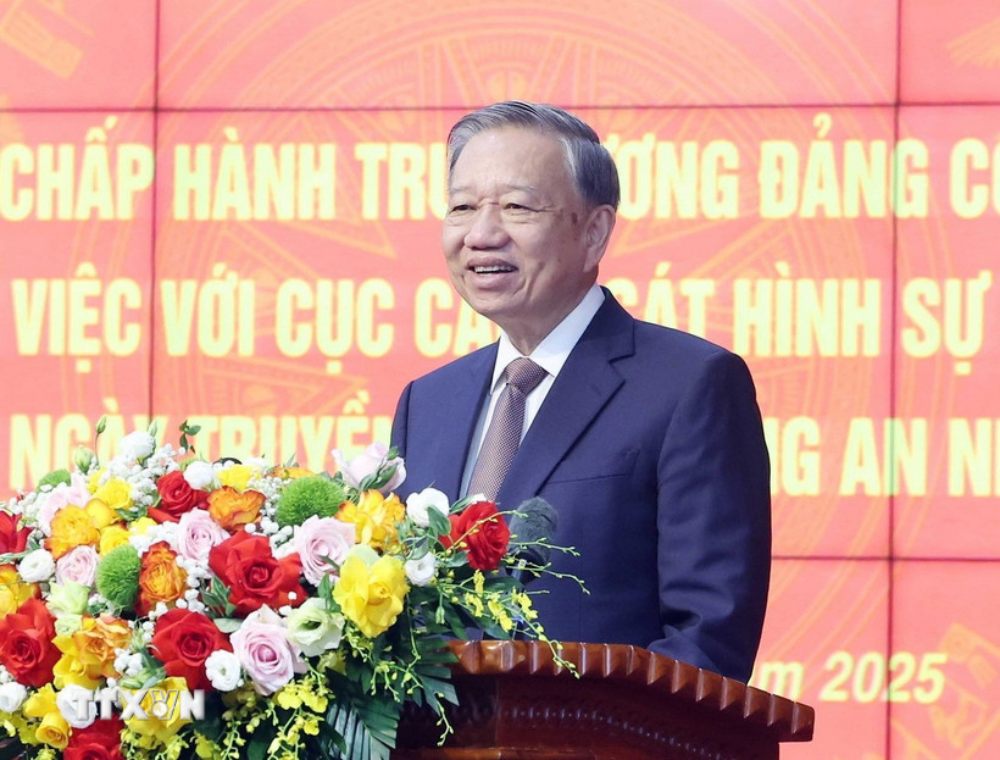 General Secretary To Lam directed the building of the Vietnam Criminal Police to be politically strong; professional; legal brilliance; master technology; and be ready to commit to the country and the people. Photo: VNA