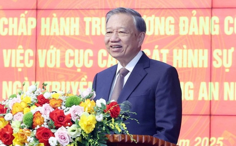 General Secretary To Lam directed the building of the Vietnam Criminal Police to be politically strong; professional; legal brilliance; master technology; and be ready to commit to the country and the people. Photo: VNA