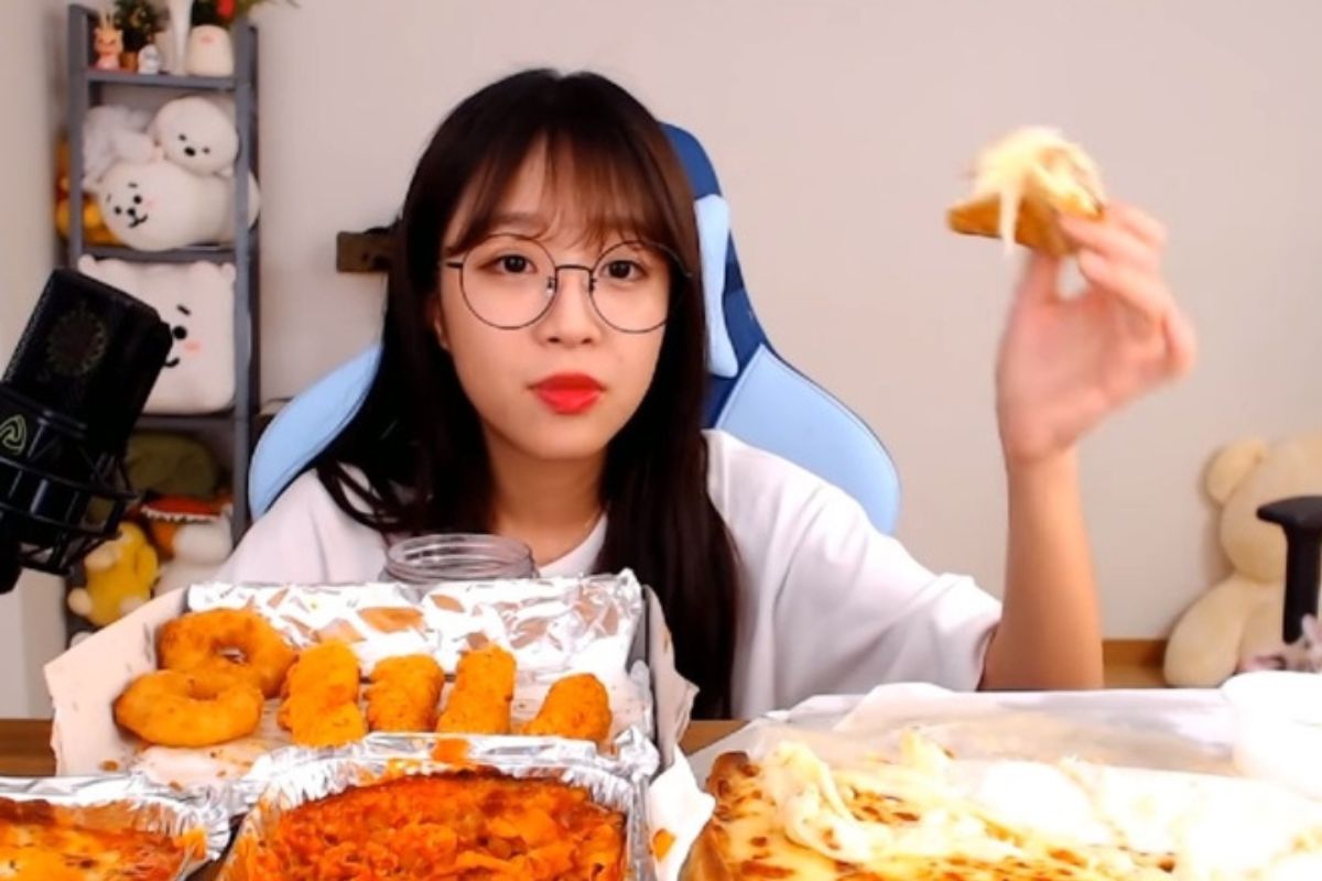 YouTuber chuyen mukbang