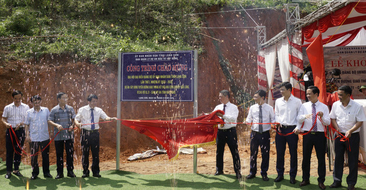 ラングソン州の指導者たちは、高速道路31と私の港（現在はバックニン州にあるバックジャン）を備えたプロビンスロード245を結ぶルートの画期的な式典に出席しました。写真：QUOC DAT