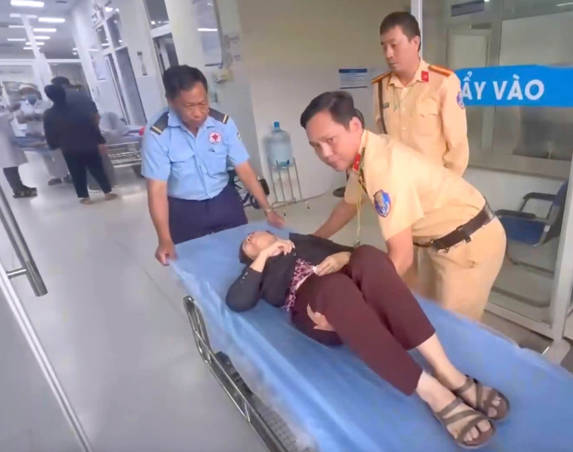 交通警察第1隊は、昏睡状態、意識不明の女性が救急搬送されるのを迅速に支援しました。写真:Dong Nai省交通警察署