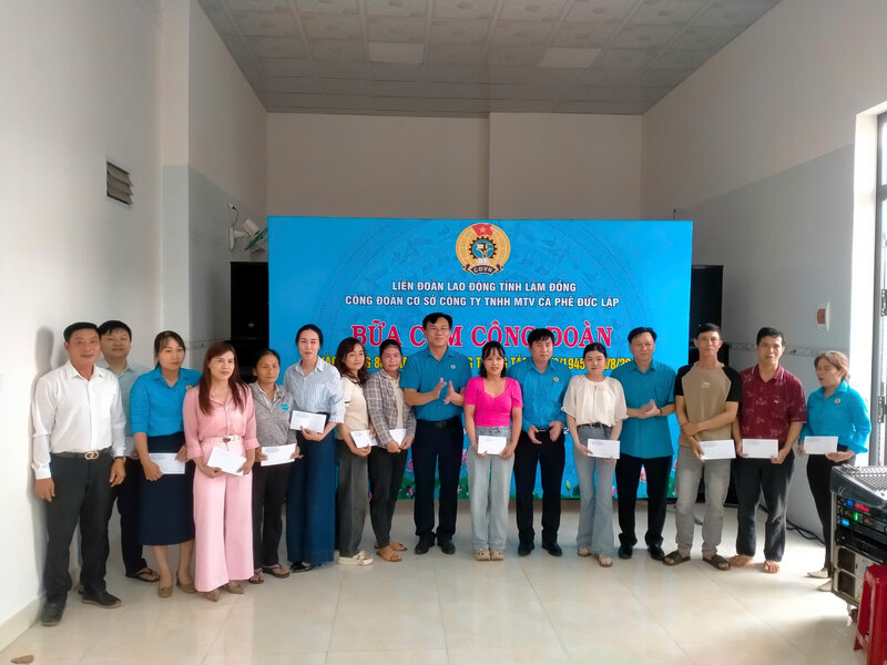 nes노동조찬 프로그램에서 성 노동총연맹 지도부와 Duc Lap 커피 유한회사 노동조합은 어려운 환경에 처한 노동자들에게 12개의 선물을 전달했습니다. 사진: Van Hung
