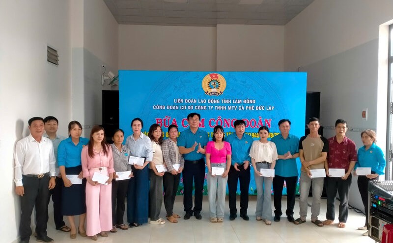At the "Union Meal" program, leaders of the Provincial Federation of Labor and the Trade Union of Duc Lap Coffee Company Limited presented 12 gifts to workers in difficult circumstances. Photo: Van Hung