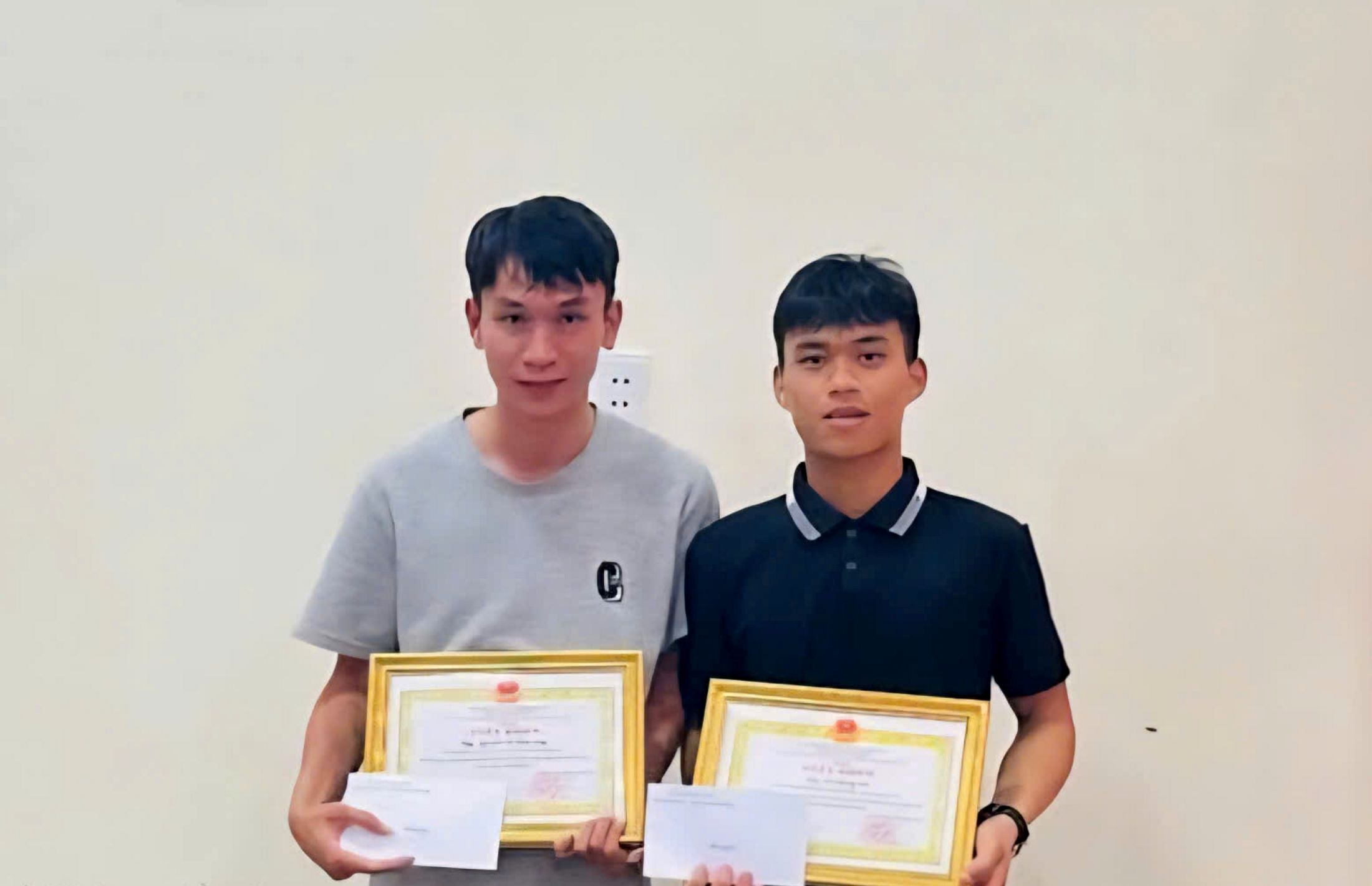 Dos jovenes que rescataron a una mujer que saltaba del rio para suicidarse son recompensados por su valentia. Foto: H.Nguyen