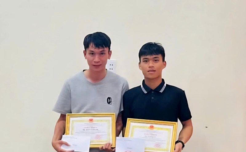 Two young men who saved a woman from dancing to the river were rewarded for their brave spirit. Photo: H.Nguyen