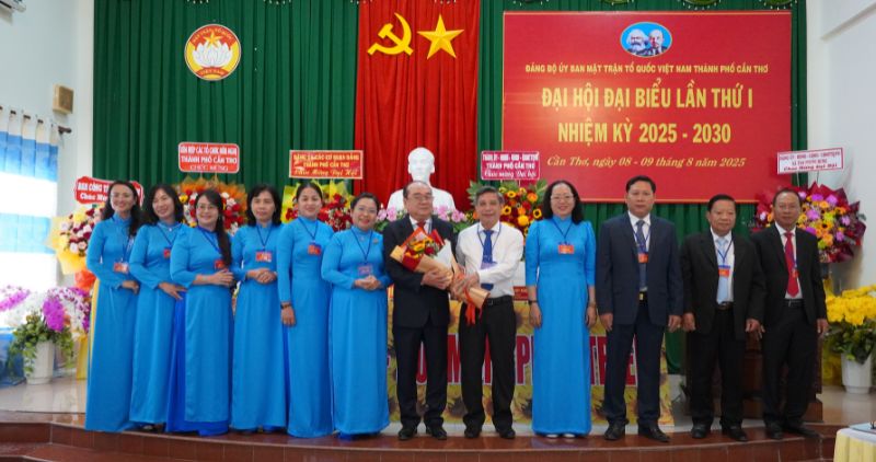 Los lideres de Thanh uy felicitan al Comite Ejecutivo del Partido Comite del Frente de la Patria de Vietnam de la ciudad de Can Tho por su mandato 2025 - 2030. Foto: Phuong Anh