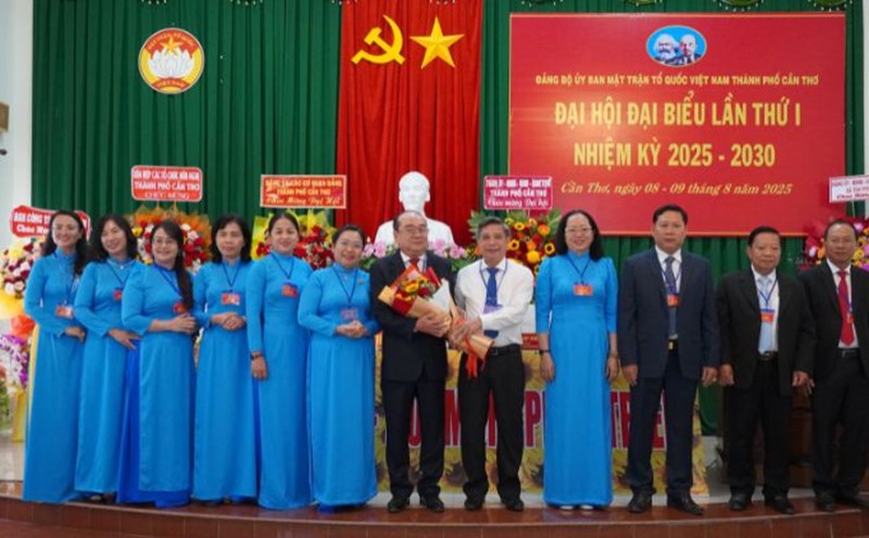 The leaders of the City Party Committee congratulated the Party Executive Committee of the Vietnam Fatherland Front Committee of Can Tho City for the 2025 - 2030 term. Photo: Phuong Anh