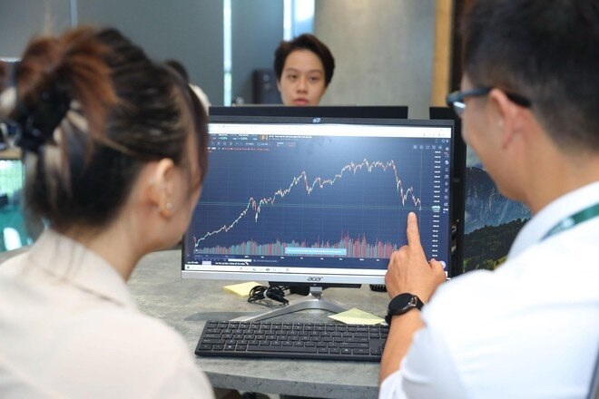 Thi truong chung khoan dang tien den muc diem lich su 1.600 diem. Anh: Le Toan