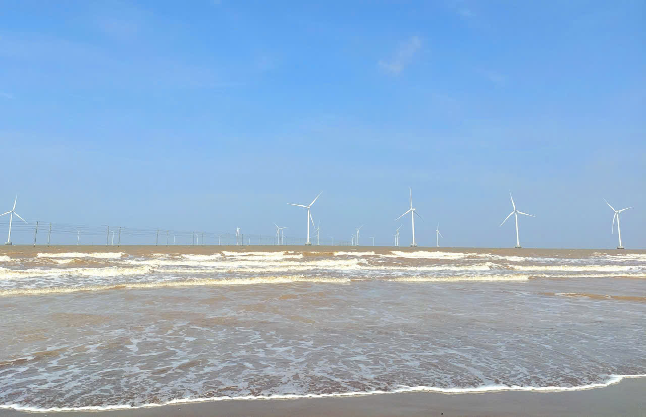 沖合の風力発電タービンは、ヴィンロンが海洋の潜在力を最大限に活用するのに役立ちます。写真:Hoang Loc