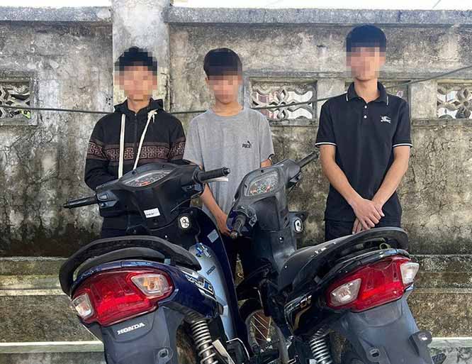 Los 3 sujetos junto con las pruebas de robo son 2 motocicletas. Foto: Policia de Ha Tinh.