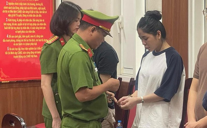 Along with Quang Linh Vlogs, KOL Hang "Du Cach" was temporarily detained on charges of defrauding customers. Photo: D. Trong