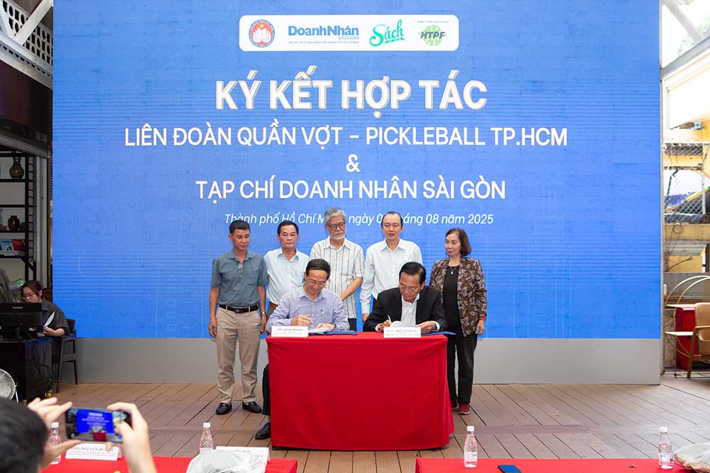 Leaders of Saigon Business Magazine and the Ho Chi Minh City Tennis - Pickleball Federation signed a cooperation agreement at Ho Chi Minh City Book Street. Photo: Phan Dang