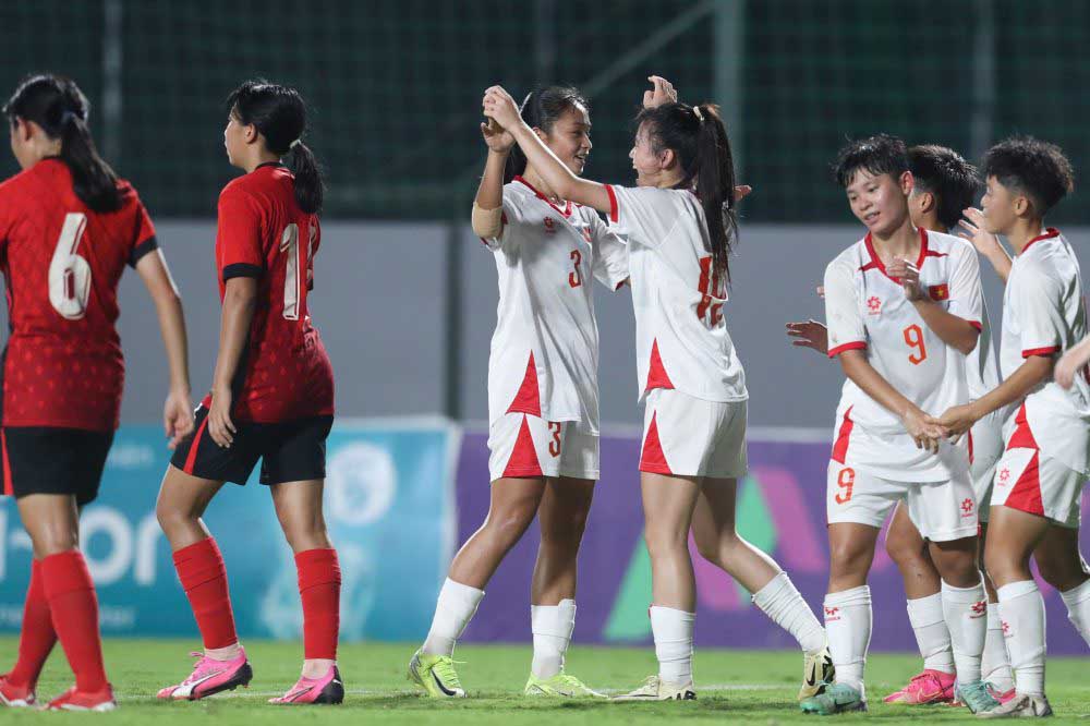 U20 Vietnam women's team (in white) has many opportunities to win tickets to the 2026 U20 Asian Women's Cup finals. Photo: VFF