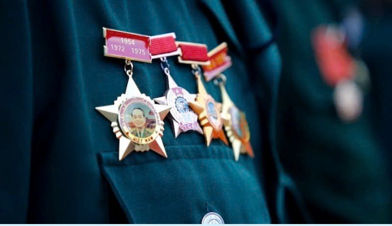 Assistance aux soldats participant au champ de bataille cambodgien apres le 30 avril 1975. Photo : Hai Nguyen